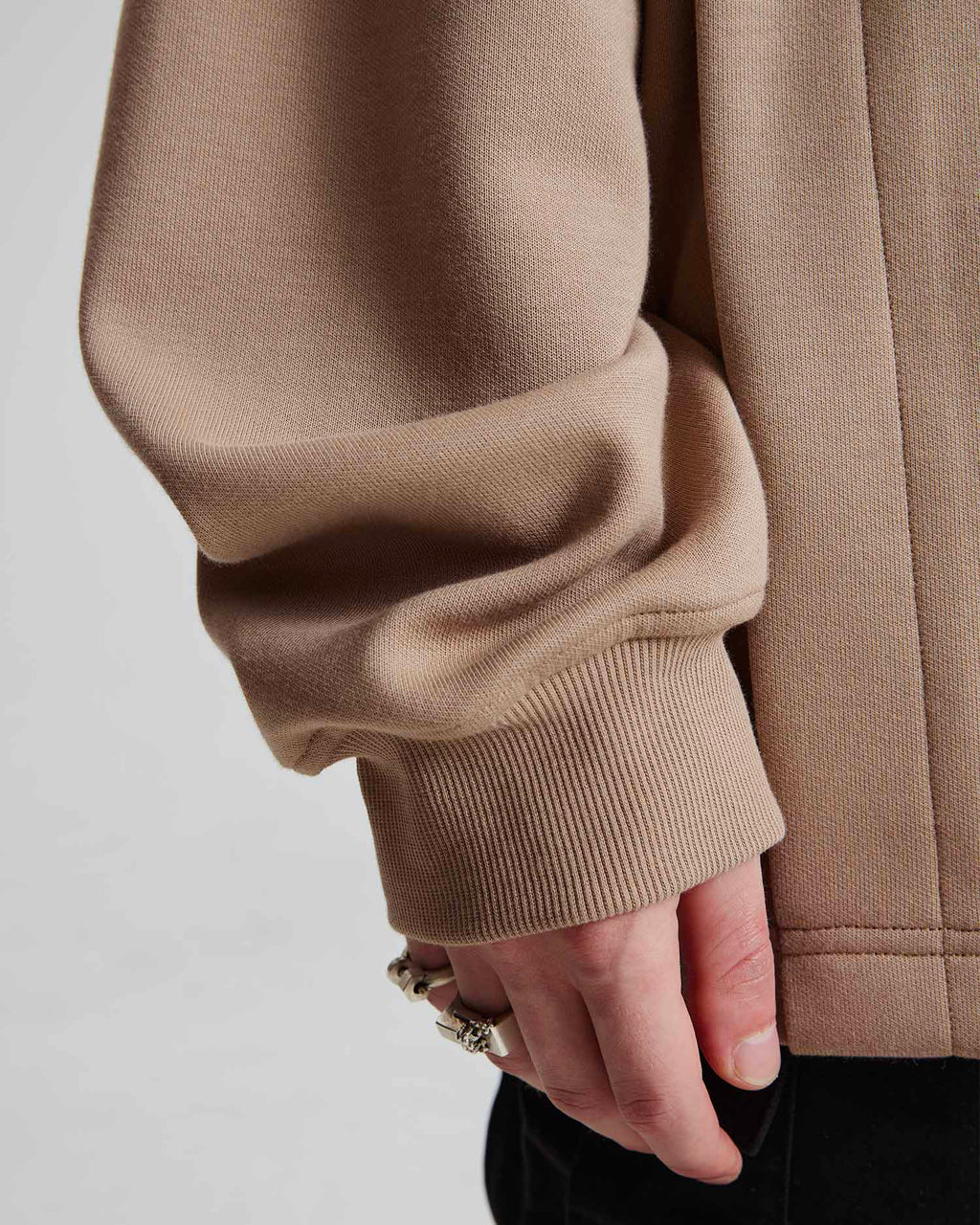 1 × Expandable Camel Sweatshirt